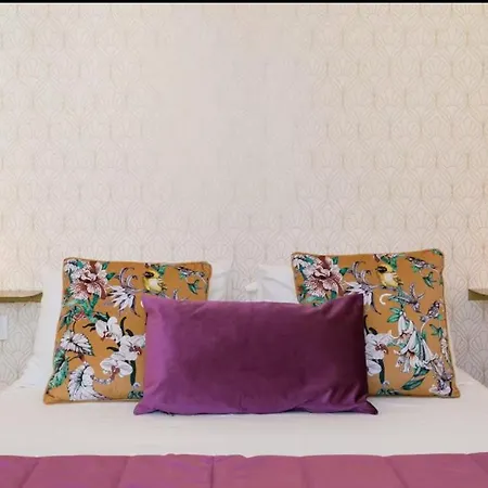 Whome Colorful Portuguese-style In Chiado Apartment *